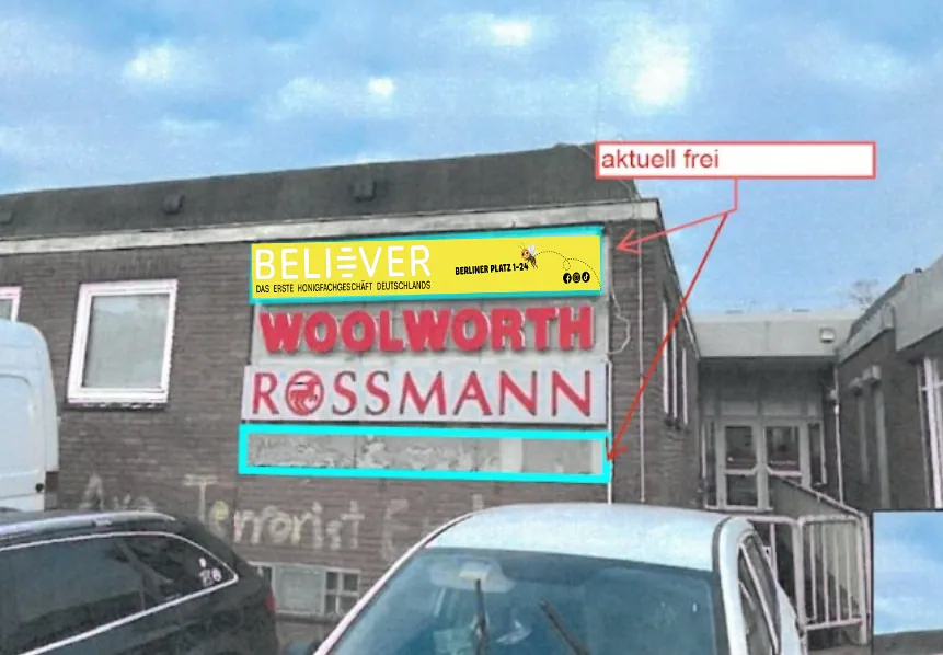 Dieselbe Fassade mit gelbem Believer-Schild im zuvor freien Feld der Werbeanlage